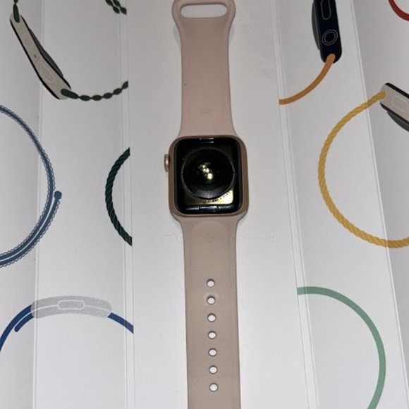 Rose Gold Apple Watch Series 5 GPS + Cellular - Picture 5 of 6